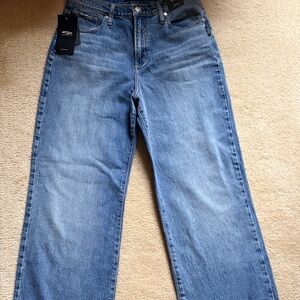 Silver Women's semi wide Leg Jeans in medium blue. W29 L33. MSRP$88.00